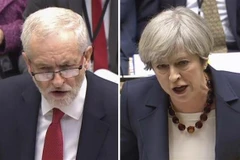 Thủ tướng Anh Theresa May (phải) và lãnh đạo Công đảng đối lập Jeremy Corbyn. (Ảnh: AFP/TTXVN)