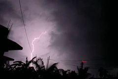 Sấm sét trong cơn giông tại bang Assam, Ấn Độ. (Ảnh: AFP/TTXVN)