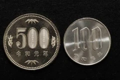 Đồng tiền xu mới mệnh giá 500 yen (trái) và 100 yen (phải) với dòng chữ ''Lệnh Hòa nguyên niên''. (Ảnh: Kyodo/TTXVN)
