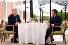 Tổng thống Pháp Emmanuel Macron và người đồng cấp Mỹ Donald Trump. (Nguồn: The New York Times)