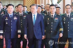 Tổng thống Moon Jae-in (giữa) và Tướng Suh Wook (phải, phía trước). (Nguồn: Yonhap)