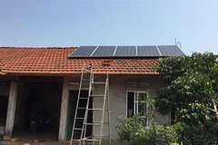 Triển khai lắp đặt điện Mặt Trời áp mái cho người dân. (Ảnh: Đức Thọ/TTXVN)