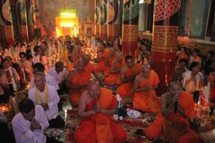 Đồng bào Phật tử Khmer thực hiện nghi lễ đặt cơm vắt (Bos Bai Ben) mùa Sene Dolta. (Ảnh: Chanh Đa/TTXVN)