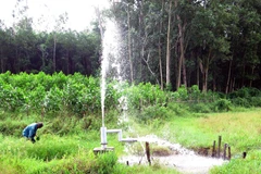 Nước khoáng từ giếng khoan phun trào gây thất thoát nguồn nước. (Ảnh: Phước Ngọc/TTXVN)