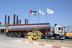 Xe chở nhiên liệu tại một nhà máy điện ở Nuseirat, Dải Gaza ngày 26/8/2019. (Ảnh: AFP/TTXVN)