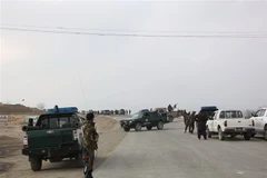 Lực lượng an ninh Afghanistan điều tra tại hiện trường một vụ tấn công. (Ảnh: THX/TTXVN)