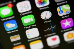 Logo của FaceTime (thứ 2 hàng hai từ trên xuống) trên điện thoại. (Ảnh: AFP/TTXVN)
