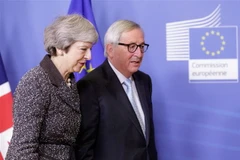 Thủ tướng Anh Theresa May (trái) và Chủ tịch Ủy ban châu Âu Jean-Claude Juncker thảo luận về Brexit tại Brussels, Bỉ ngày 11/12/2018. (Ảnh: THX/TTXVN)