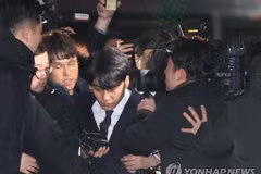 Seung-ri giữa vòng vây phóng viên. (Nguồn: Yonhap)