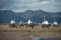 Máy bay chiến đấu F-16 thuộc hãng sản xuất vũ khí General Dynamics của Mỹ đỗ tại căn cứ không quân Davis-Monthan, bang Arizona. (Ảnh: AFP/TTXVN)