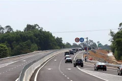 Các phương tiện lưu thông trên đường cao tốc Đà Nẵng-Quảng Ngãi. (Ảnh: Trần Tĩnh/TTXVN0