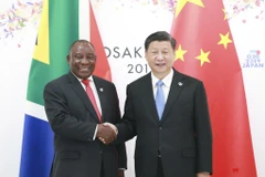 Chủ tịch Trung Quốc Tập Cận Bình và Tổng thống Cyril Ramaphosa bên lề Hội nghị thượng đỉnh G20 diễn ra tại Nhật Bản. (Nguồn: Xinhua)