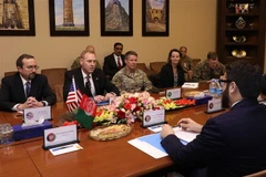 Quyền Bộ trưởng Quốc phòng Mỹ Patrick Shanahan (thứ 2, trái) trong cuộc gặp Cố vấn An ninh quốc gia Afghanistan Hamdullah Mohib (phải) tại Kabul ngày 11/2/2019. (Ảnh: AFP/TTXVN)