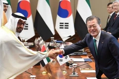 Tổng thống Moon Jae-in và Thái tử Abu Dhabi, Mohammed bin Zayed Al-Nahyan. (Nguồn: Reuters)