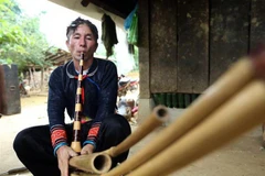 Thử âm thanh của từng chiếc khèn trước khi hoàn thành. (Ảnh: Phan Tuấn Anh/TTXVN)