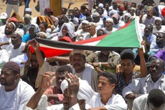 Người biểu tình Sudan tập trung gần trụ sở quân đội ở thủ đô Khartoum, yêu cầu chuyển giao quyền lực cho chính quyền dân sự. (Ảnh: AFP/TTXVN)