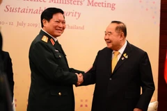 Bộ trưởng Quốc phòng Ngô Xuân Lịch hội đàm với Phó Thủ tướng, Bộ trưởng Quốc phòng Thái Lan Prawit Wongsuwan. (Ảnh: Hữu Kiên/TTXVN)