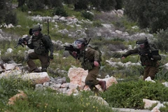 Binh sỹ Israel trong cuộc đụng độ với người biểu tình Palestine tại làng Kufr Qadoom, gần thành phố Nablus, Bờ Tây, ngày 15/3/2019. (Ảnh: THX/TTXVN)