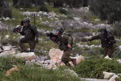 Binh sỹ Israel trong cuộc đụng độ với người biểu tình Palestine tại làng Kufr Qadoom, gần thành phố Nablus, Bờ Tây, ngày 15/3/2019. (Ảnh: THX/TTXVN)