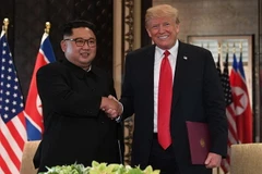 Tổng thống Mỹ Donald Trump (phải) và nhà lãnh đạo Triều Tiên Kim Jong Un tại hội nghị thượng đỉnh ở Singapore ngày 12/6/2018. (Ảnh: AFP/TTXVN)