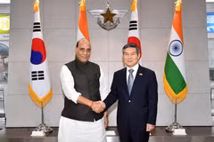 Bộ trưởng Quốc phòng Hàn Quốc Jeong Kyeong-doo (phải) và người đồng cấp Ấn Độ Rajnath Singh (trái) tại cuộc gặp ở Seoul ngày 5/9/2019. (Ảnh: Yonhap/TTXVN)