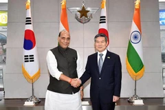 Bộ trưởng Quốc phòng Hàn Quốc Jeong Kyeong-doo (phải) và người đồng cấp Ấn Độ Rajnath Singh (trái) tại cuộc gặp ở Seoul ngày 5/9/2019. (Ảnh: Yonhap/TTXVN)