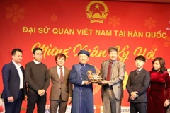 Đại diện Hiệp hội Doanh nghiệp Việt Nam tại Hàn Quốc trao quà tặng cho Đại sứ quán Việt Nam tại Hàn Quốc . (Ảnh: Hữu Tuyên/Vietnam+)