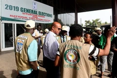 Các quan sát viên quốc tế và địa phương tới Ủy ban Bầu cử quốc gia độc lập Nigeria (INEC) để chuẩn bị cho việc giám sát cuộc tổng tuyển cử tại Nigeria, ngày 20/2/2019. (Ảnh: AFP/TTXVN)