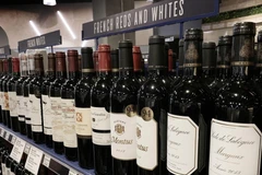 Các chai rượu của Pháp được bày bán tại siêu thị ở Los Angeles, California (Mỹ) ngày 18/8/2019. (Ảnh: AFP/TTXVN)