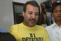 Mahmoud Afif Abdeljalil cố gắng thuyết phục các nhân viên nhập cư về tính hợp pháp của mình ở Philippines ngày 23/10/2003. (Nguồn: EPA-EFE)