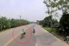 Tài xế container đánh lái cứu một phụ nữ thoát chết trong gang tấc