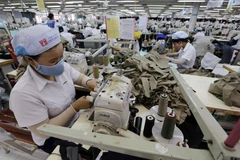 Công ty TNHH May Tiến Thuận, thành phố Phan Rang, tỉnh Ninh Thuận chuyên gia công quần áo xuất khẩu sang thị trường châu Âu và các thị trường khác. (Ảnh: Trần Việt/TTXVN)