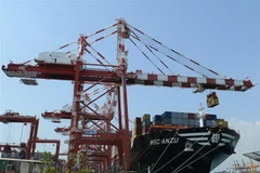 Xếp dỡ hàng hóa tại cảng container quốc tế ở Colombo, Sri Lanka. (Ảnh: AFP/TTXVN)