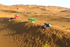 [Video] Liệu pháp tắm cát giữa mùa Hè sa mạc ở Trung Quốc