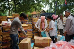 Tặng quà cho các gia đình khó khăn. (Ảnh: Trần Long-Minh Hưng/Vietnam+)