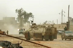 Giao tranh giữa lực lượng trung thành với Tướng Khalifa Haftar và binh sỹ quân đội Chính phủ Đoàn kết dân tộc Libya (GNA) tại khu vực ngoại ô Tripoli ngày 24/4. (Ảnh: AFP/TTXVN)