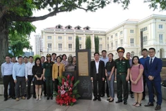 Đại sứ Tào Thị Thanh Hương (áo vàng) cùng đại diện các cơ quan và cộng đồng người Việt tại Singapore dâng hoa tưởng niệm 129 năm ngày sinh Hồ Chủ Tịch, chiều 19/5. (Ảnh: PV/Vietnam+)