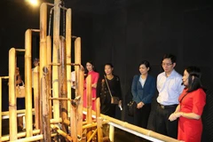 Các đại biểu nghe giới thiệu về ''âm thanh của nước''. (Ảnh: Ngọc Minh/TTXVN)