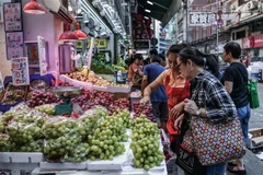 Người dân mua sắm tại một khu chợ ở Hong Kong. (Ảnh: AFP/TTXVN)