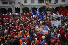 Những người ủng hộ Chính phủ của Tổng thống Venezuela Nicolas Maduro tuần hành tại thủ đô Caracas ngày 23/1/2019. (Ảnh: AFP/TTXVN)