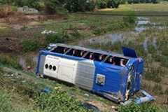 [Video] Xe khách gặp nạn vì vượt ẩu với tốc độ nhanh