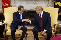 Tổng thống Mỹ Donald Trump (phải) hội đàm với người đồng cấp Hàn Quốc Moon Jae-in tại Washington DC., ngày 11/4/2019. (Ảnh: YONHAP/TTXVN)
