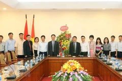 Ông Nguyễn Mạnh Hùng, Ủy viên Trung ương Đảng, Bộ trưởng Bộ Thông tin và Truyền thông tặng lẵng hoa chúc mừng Thông tấn xã Việt Nam. (Ảnh: Doãn Tấn/TTXVN)