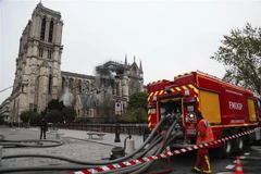 [Video] Dập tắt hoàn toàn đám cháy ở Nhà thờ Đức Bà Paris