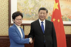 Chủ tịch Trung Quốc Tập Cận Bình (phải) trong cuộc gặp Trưởng Đặc khu hành chính Hong Kong Lâm Trịnh Nguyệt Nga tại Bắc Kinh (Trung Quốc) ngày 16/12/2019. (Ảnh: THX/TTXVN)