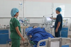 Bệnh nhân Nguyễn Văn Thành khi đang điều trị tích cực tại Khoa Gây mê Hồi sức, Bệnh viện Trung ương Thái Nguyên. (Ảnh: Thu Hằng/TTXVN)