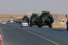 Khói bốc lên từ thành phố Ras al-Ain của Syria sau cuộc tấn công của quân đội Thổ Nhĩ Kỳ ngày 10/10/2019. (Ảnh: THX/TTXVN)