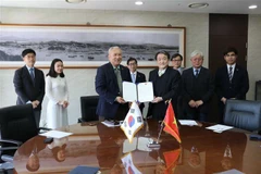 Lễ ký Biên bản ghi nhớ giữa Đại sứ quán Việt Nam tại Hàn Quốc và Trường Đại học Quốc gia Incheon. (Ảnh: Mạnh Hùng/TTXVN)