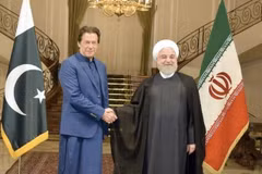 Thủ tướng Pakistan Imran Khan (trái) và Tổng thống Iran Hassan Rouhani. (Nguồn: khaleejtimes.com)