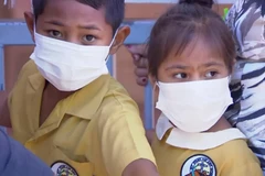 Trẻ em đợi tiêm phòng tại Apia, Samoa. (Nguồn: AP)